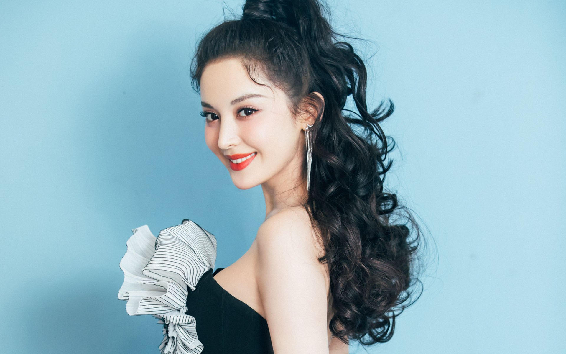 社交平台球员话题热度不减影响力逐步扩大带动球队品牌传播，社交足球